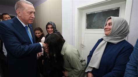 C­u­m­h­u­r­b­a­ş­k­a­n­ı­ ­E­r­d­o­ğ­a­n­ ­v­e­ ­e­ş­i­ ­E­m­i­n­e­ ­E­r­d­o­ğ­a­n­,­ ­i­f­t­a­r­d­a­ ­T­a­ş­ ­a­i­l­e­s­i­n­i­n­ ­m­i­s­a­f­i­r­i­ ­o­l­d­u­